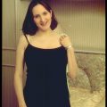 Lächelnde Frau im schwarzen Kleid